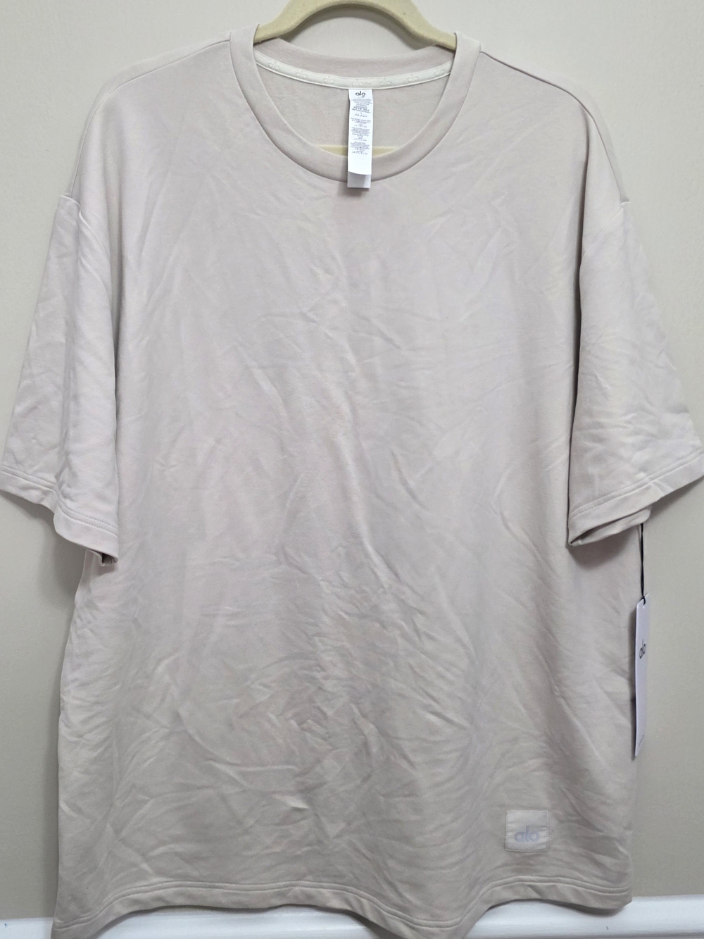 ALO Yoga Men’s Crewneck T-Shirt in Light Beige/ Bone Size Large New With Tags